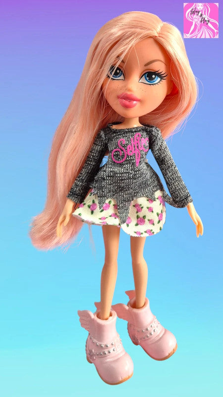 Bratz Doll – Selfie Chic Blonde in Rose Skirt & Winged Boots