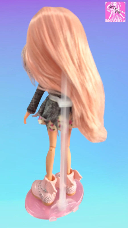Bratz Doll – Selfie Chic Blonde in Rose Skirt & Winged Boots